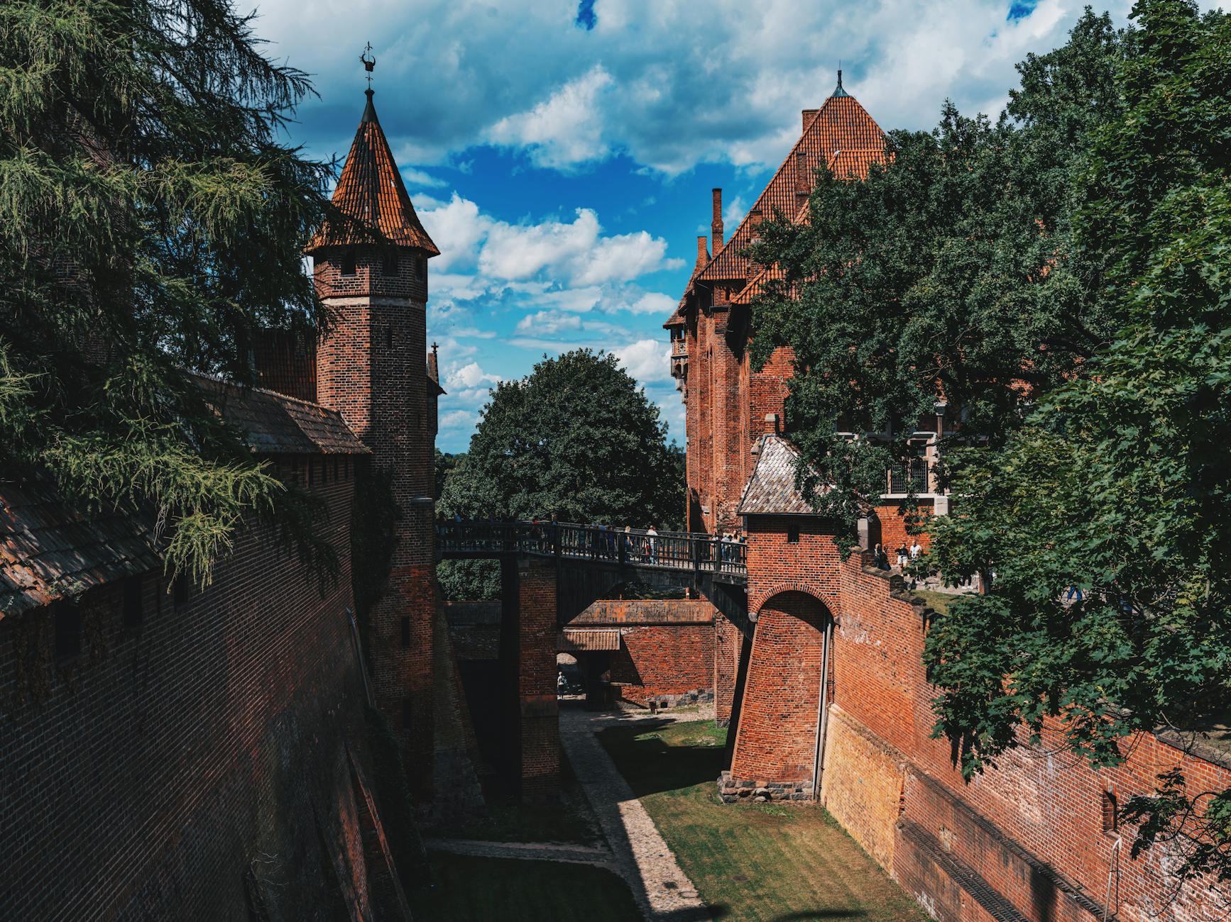 Plakat wydarzenia kulturalnego i ikona aplikacji bankowej symbolizujące Malbork kultura i bankowość mobilna